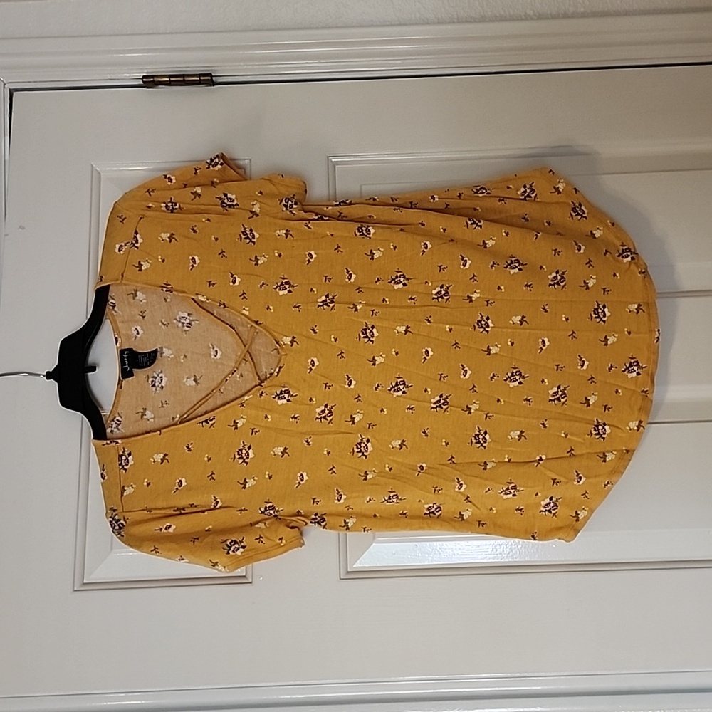 Justify woman's size large v neck dark yellow with flowers short sleeve shirt